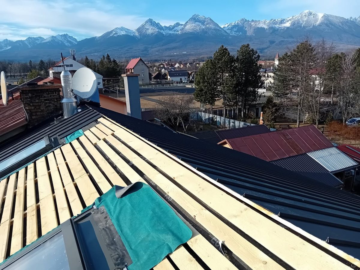 Falcovaná plechová krytina s latovaním, v pozadí zasnežené Vysoké Tatry