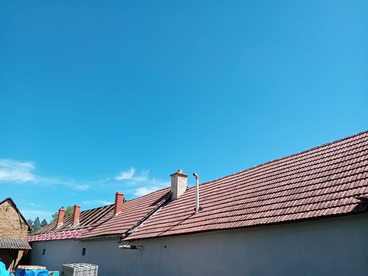 Dokončená škridlová strecha rodinného domu v obci